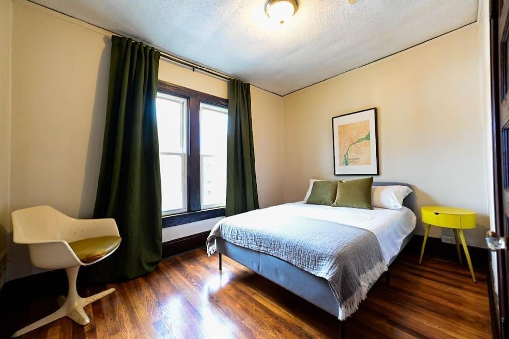 Luxe Mid-century Styled Historic Townhouse #2 Holiday home *